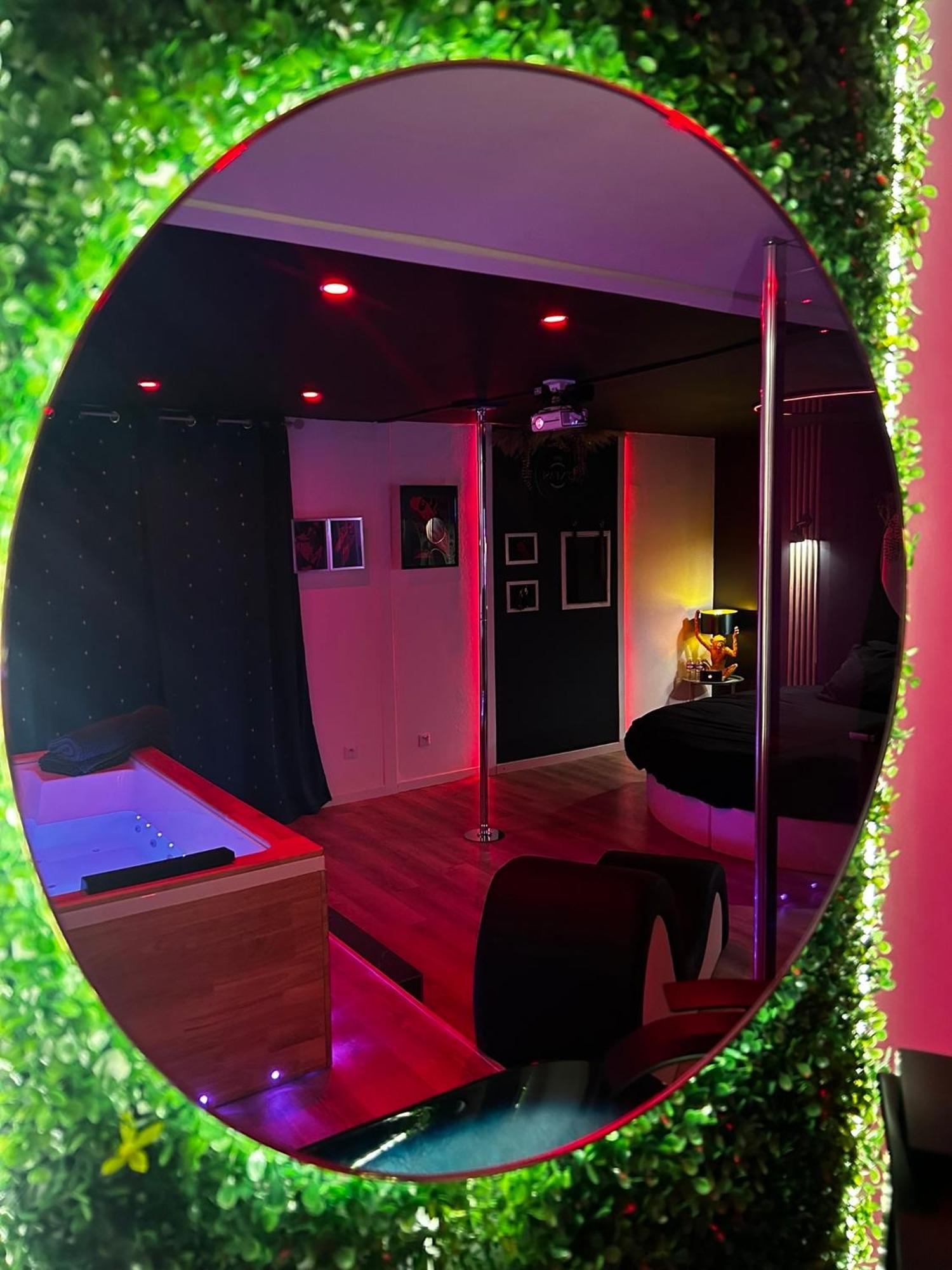 Love Room Haut De Gamme - L'Extase Avec Jacuzzi Violaines Exterior foto