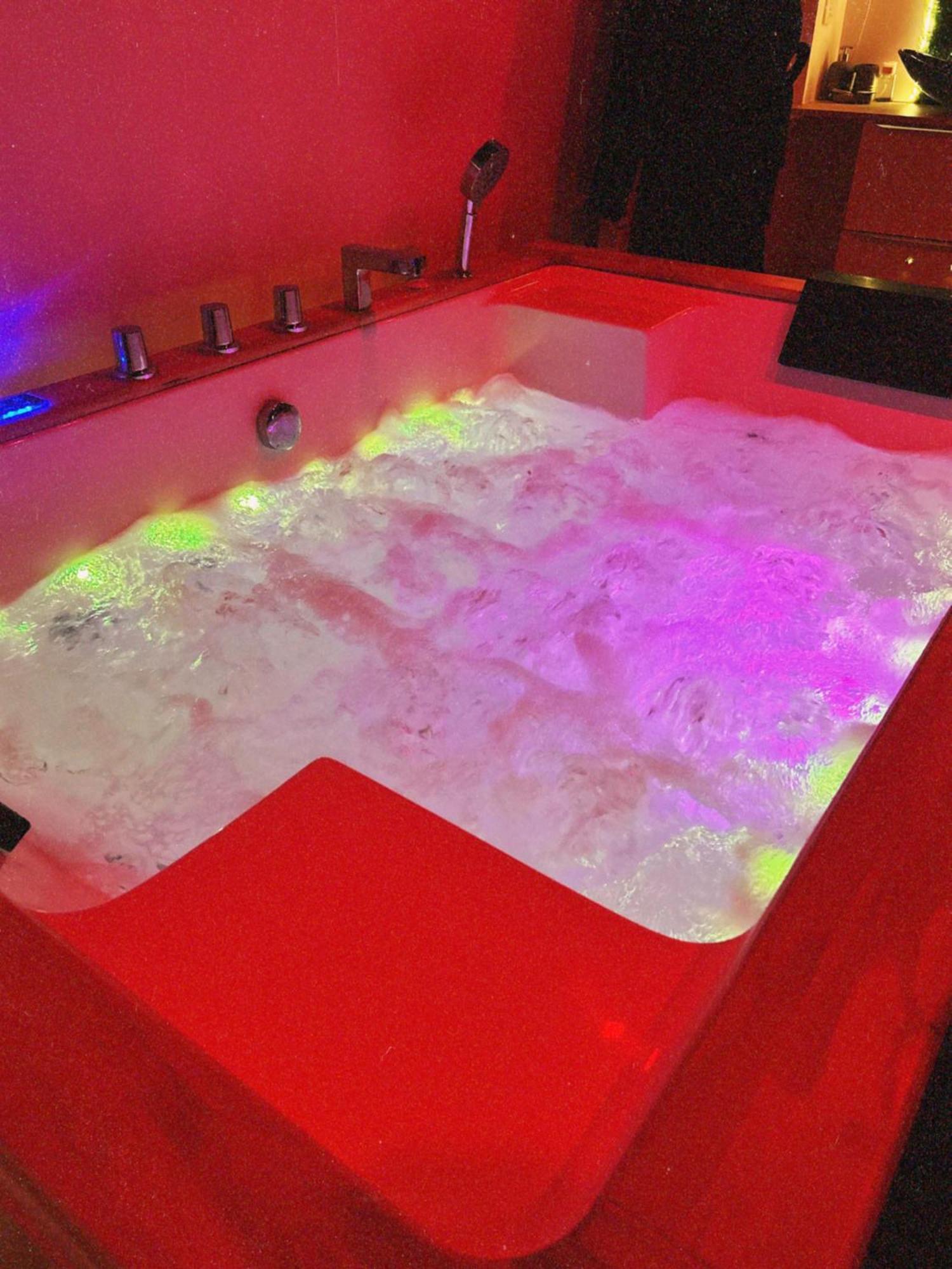 Love Room Haut De Gamme - L'Extase Avec Jacuzzi Violaines Exterior foto